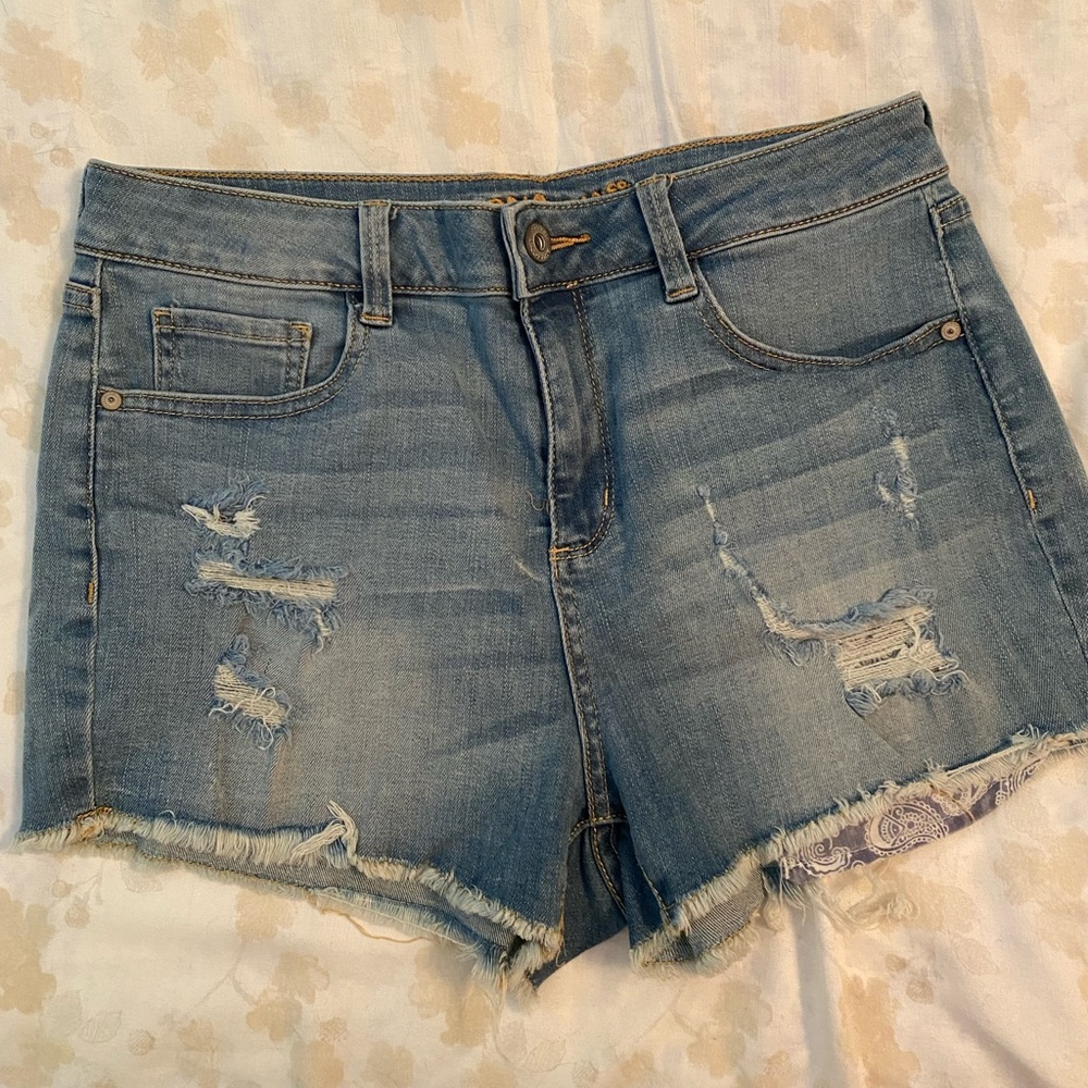 Junior’s Arizona Jeans light-wash cut-off jean shorts size 7